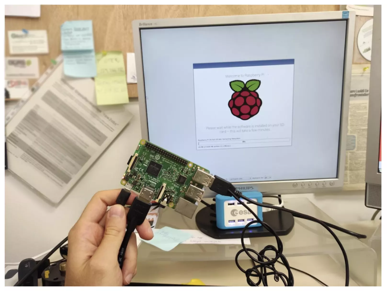 Fig. 3 - Primo collegamento del raspberry a tastiera, mouse e monitor