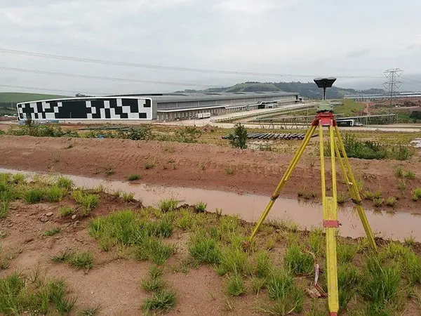 Antenna GNSS Emlid Reach su treppiede