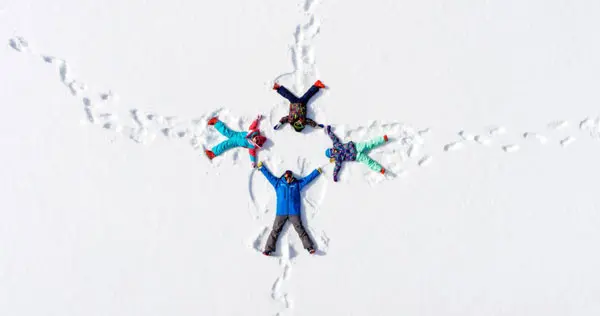 Immagine persone sulla neve scattata da DJI Phantom 4 RTK
