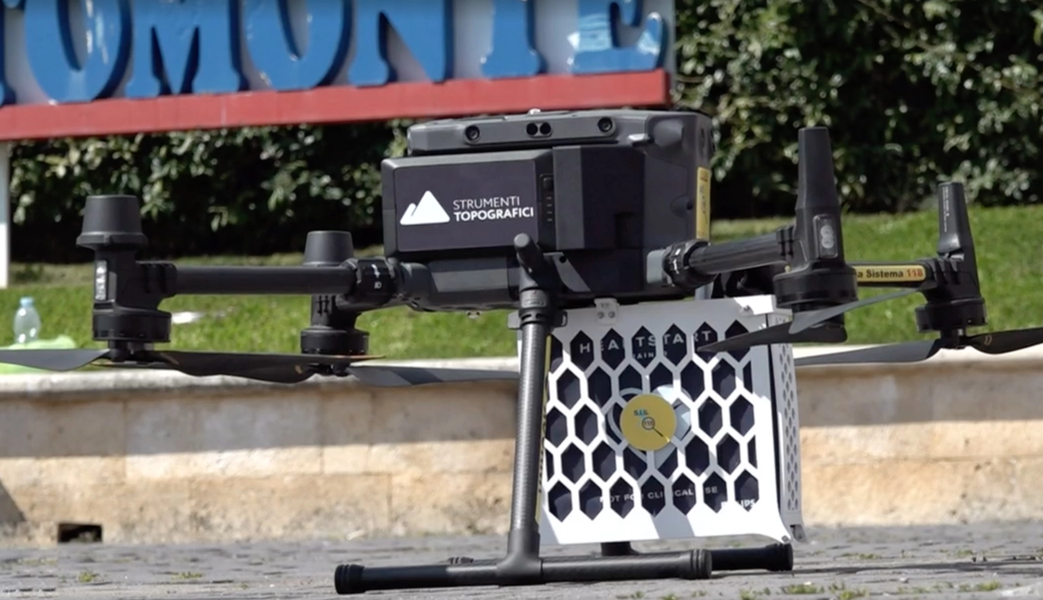 Drone test salvavita per trasporto di un defibrillatore Strumenti Topografici